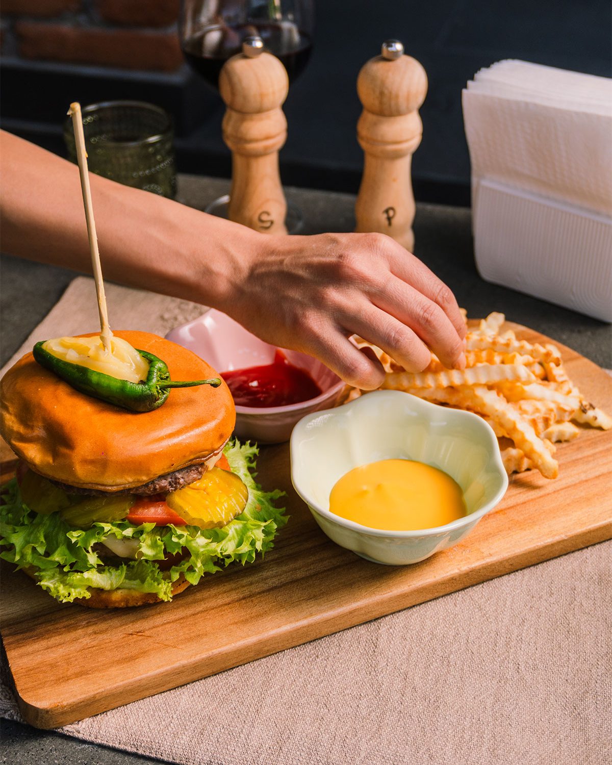 hamburguesa-con-papas-hotel-the-mark-bosques